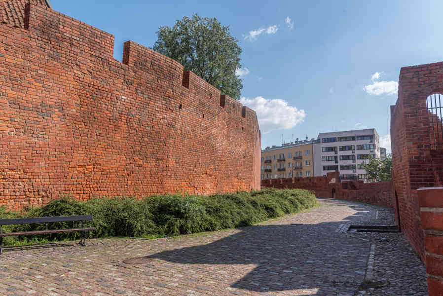 Polonia - Varsovia 084 - murallas medievales.jpg